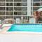 1BR Mountain View with Balcony, Pool & Free Parking - Гонолулу