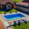 Timber Cottage With Pool - Happy Rentals - Zasadbreg
