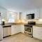 Cape Cod Bungalow with Patio Less Than 1 Mi to Beaches! - يارموث الغربية