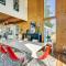 Decks and Views Waterfront Shelton Home - 雪尔顿
