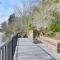Decks and Views Waterfront Shelton Home - 雪尔顿