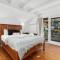 The Spacious & Elegant Vacation Haven - Glenside