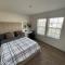 Spacious 4-Bedroom Retreat with High-Speed WiFi and Tranquil Ambiance - Aubrey