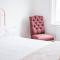 Stunning little house, 2 mins from Lyme Regis beach with a sea view to die for. Sleeps 2, free parking, small dog welcome.