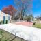 Sojourn Spacious Family Retreat with Fenced Backyard - 诺福克