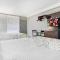 HomeTowne Studios by Red Roof Montgomery - Midtown