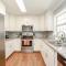 Sojourn Spacious Family Retreat with Fenced Backyard - 诺福克
