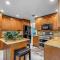 Tropical Escape w Pool and Jacuzzi Prime Location - Sunrise