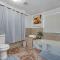Tropical Escape w Pool and Jacuzzi Prime Location - Sunrise