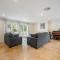 Comfy Ben Lomond Place with foosball table - غليندال