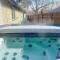 Boho, Modern Home with Spacious Rooms and Hot Tub - 博伊西