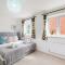 Foxherne 6 Bedroom and 2 Bath Serviced House 20 with Parking - Slough - 斯劳