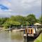 Chic, immaculate Warwick apartment sleeps 4,2 bathrooms, free private parking, easy walk to Warwick, canal-side pub on doorstep - perfect for family breaks, the races or work stays