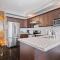Amazing Spacious house in Center of Richmond hill - 列治文山