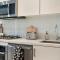 Stylish Condo with Exclusive Rooftop Pool