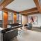 Stylish Condo with Exclusive Rooftop Pool