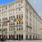 Stylish Condo with Exclusive Rooftop Pool