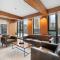 Stylish Condo with Exclusive Rooftop Pool