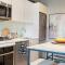 Stylish Condo with Exclusive Rooftop Pool