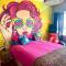Pop Art Pad heart of Old Town with parking! - Hastings