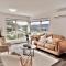 Modern holiday home in Hobart - Stunning Mountain & Water views