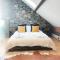 Converted factory loft apartment - Free parking with no height restrictions x 2