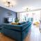 Modern and Spacious Home From Home 1 mile from M1 - with Netflix, Prime Video, PS5, free parking, superfast WiFi, BBQ - Sleeps 11 - By Brightleap Apartments