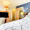 3 Mi to Dtwn New Haven Colorful Condo with Yard! - West Haven