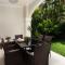 Refreshing 2bed Townhome walking distance to beach