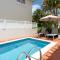 Refreshing 2bed Townhome walking distance to beach