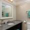 Tranquil Townhome, close to beach & dining