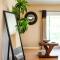 Modern 4B Retreat with Cozy Decor - Апленд