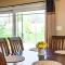 Modern 4B Retreat with Cozy Decor - Апленд