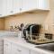 Modern 4B Retreat with Cozy Decor - Апленд