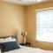 Modern 4B Retreat with Cozy Decor - Апленд