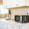 Modern 4B Retreat with Cozy Decor - Апленд