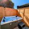 1-Bed Retreat - Hot Tub Private Garden & Bbq