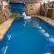 Hidden Oasis with indoor pool, exotic room and private lake - 新柏林