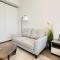 Luxury Spacious Apartment Near Downtown with Balcony and Free Parking by Belvilla - Dubaj