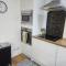 LANGLEY APARTMENT free parking outside between 6 pm and 8 am Secure parking 2 min walk Ideal for TRADES AND TOURISTS WANTING GREAT LOCATION