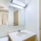 Super 8 by Wyndham West Middlesex/Sharon Area
