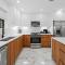 Aqua Haven- Stylish Getaway with Pool and Jacuzzi - هوليوود