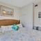Cozy Coastal Retreat with Porch, Steps to Beach - 可可比奇