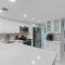 Luxury With Private Lanai Views and Close to the Pool - 那不勒斯