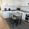 Beautiful-2 bedroom Apartment, 1 bathroom, sleeps 6, in greater london (South Croydon). Provides accommodation with WiFi, 3 minutes Walk from Purley Oak Station and 10mins drive to East Croydon Station - 珀利
