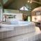 Downtown Bryan Treehouse Hot Tub and Peaceful Escape - 布赖恩