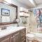 Walk to Beach Condo with Balcony in Murrells Inlet! - 默特尔比奇