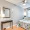 Walk to Beach Condo with Balcony in Murrells Inlet! - 默特尔比奇