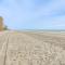 Walk to Beach Condo with Balcony in Murrells Inlet! - 默特尔比奇