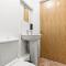 City Centre 2 Bedroom Apartment - Private Parking, Balcony, Self-Check-In and Fast WiFi by Yoko Property - Coventry